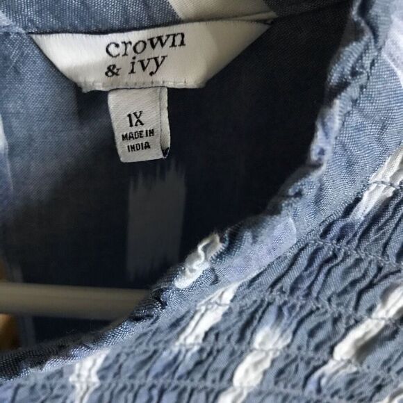 Crown & Ivy Blouse top blue white smocked sleeveless career plus SZ 1X ruffle - Picture 4 of 5